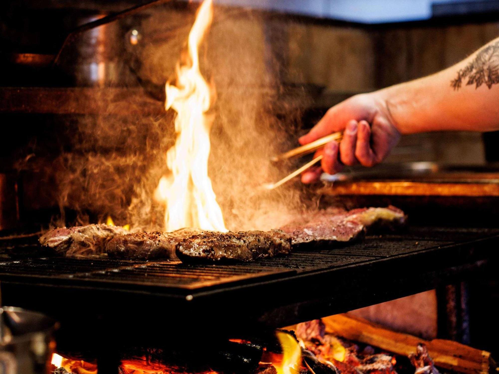 Hotel Chadstone Melbourne Mgallery Collection מראה חיצוני תמונה Cooking with a flaming broiler